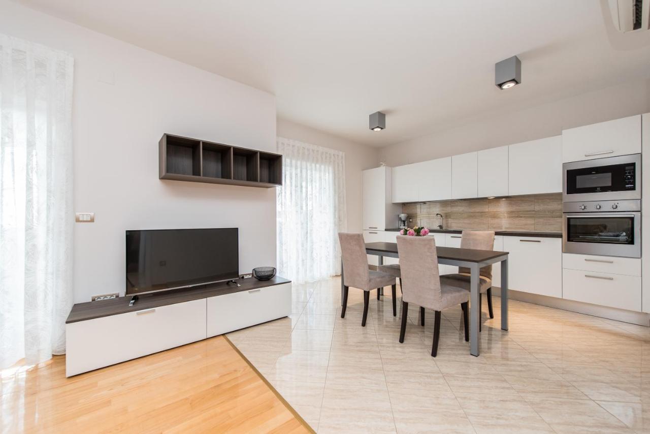 Kings View Sarkic Appartement Novalja Buitenkant foto
